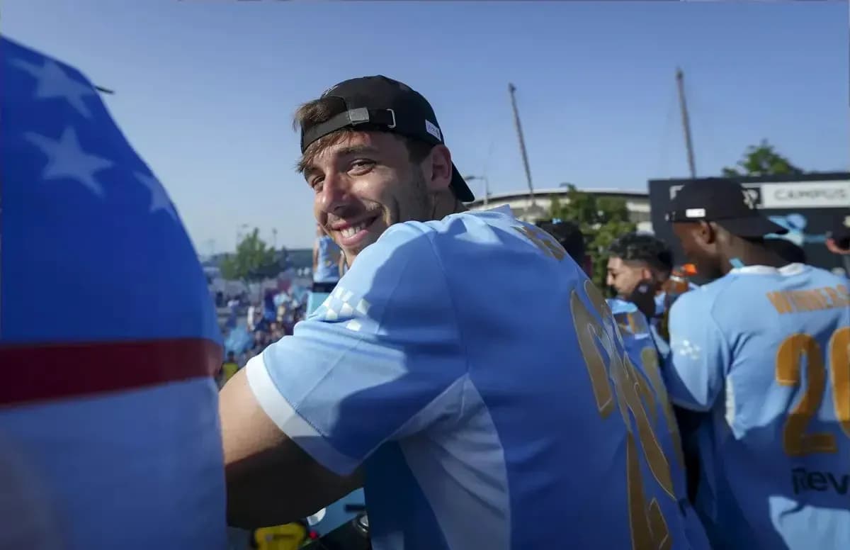 Jugador sonriendo en evento con camiseta celeste
