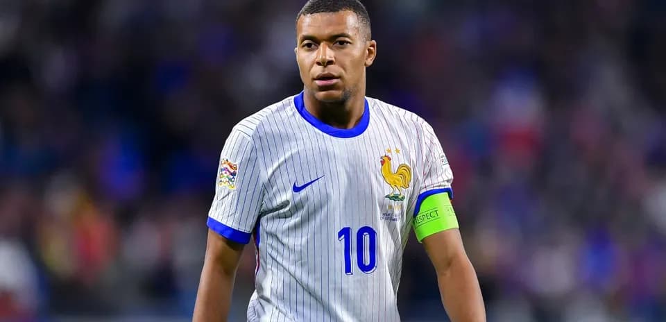 Kylian Mbappé en uniforme de Francia durante partido