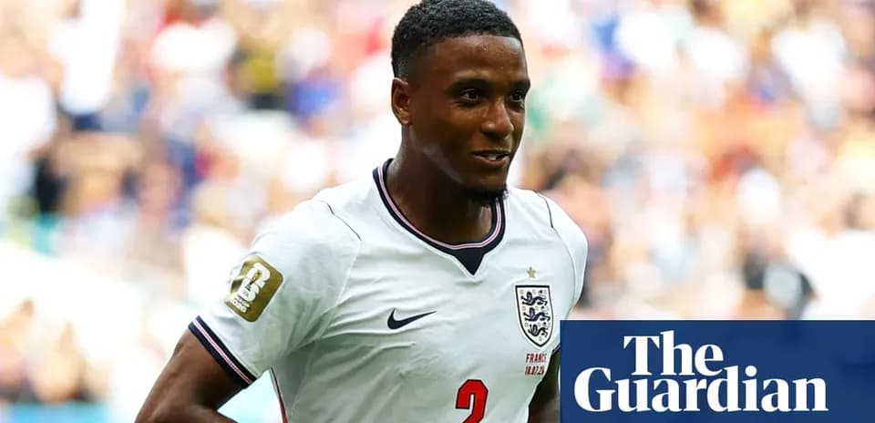 Jugador de Inglaterra con camiseta blanca sonriendo en el campo