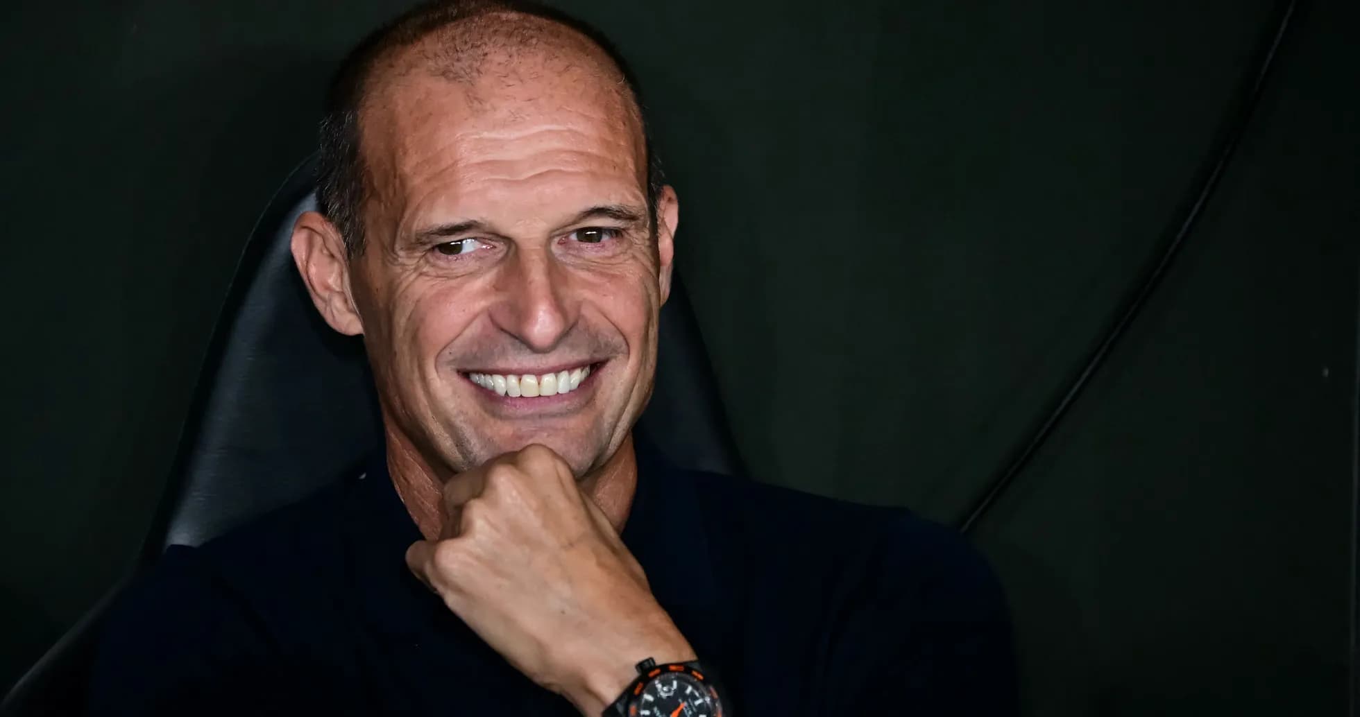 Entrenador sonriendo durante conferencia de prensa