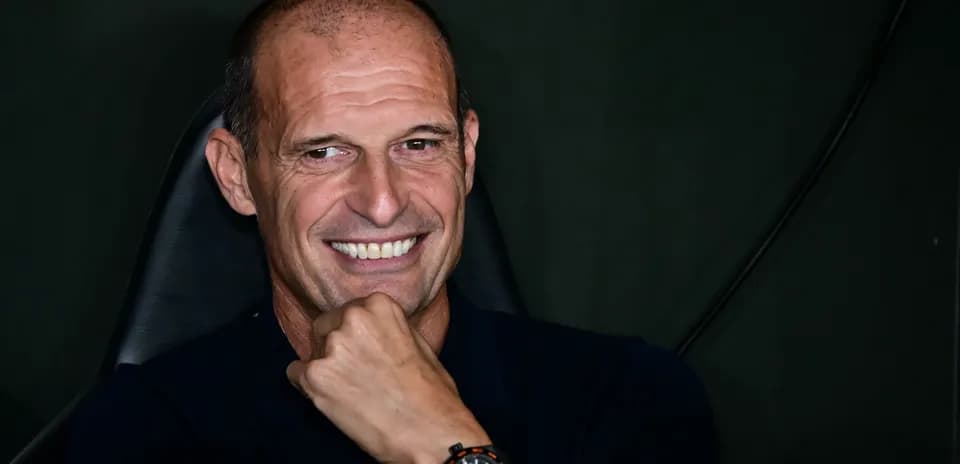 Entrenador sonriendo durante conferencia de prensa