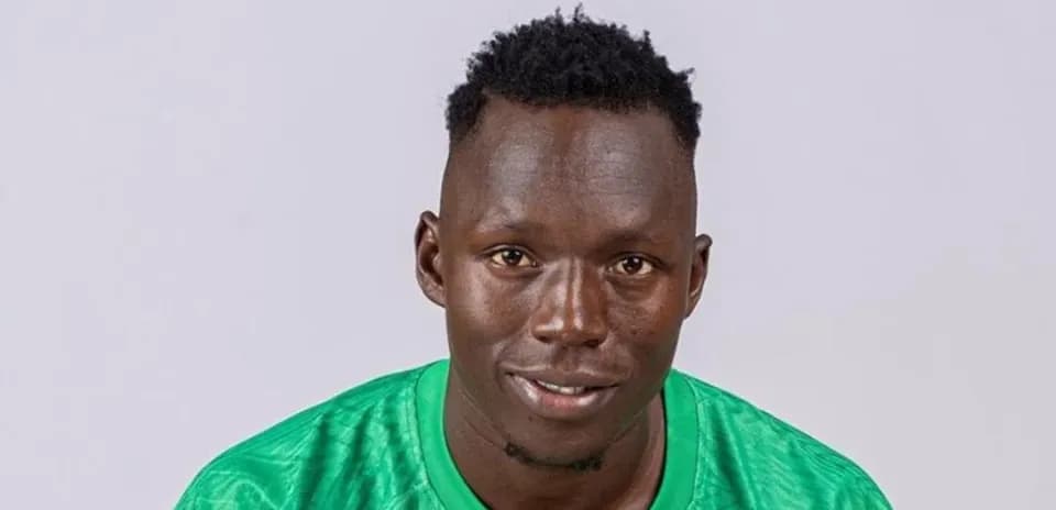 Jugador de fútbol posando en uniforme verde