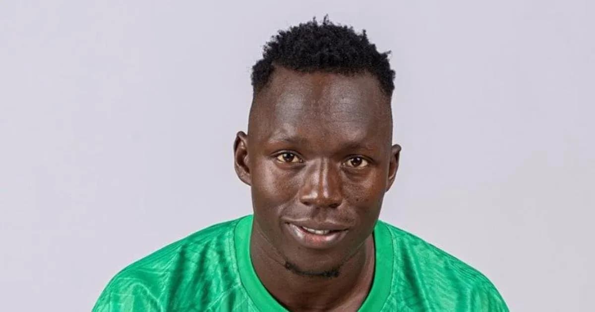 Jugador de fútbol posando en uniforme verde