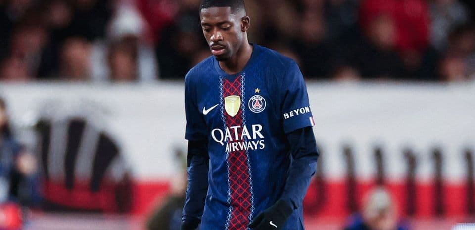 Jugador del PSG caminando por el campo durante partido