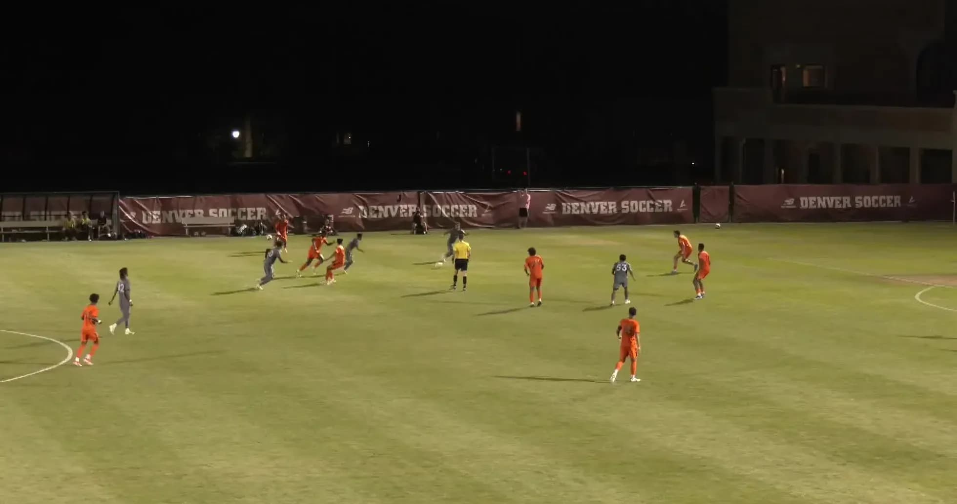 Jugadores compitiendo en un partido de fútbol