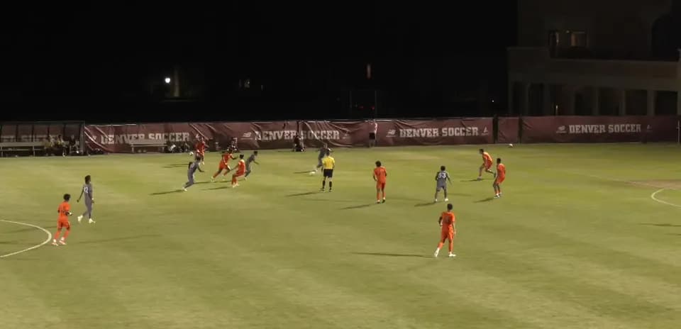 Jugadores compitiendo en un partido de fútbol