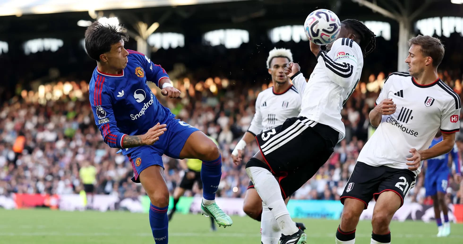 Jugadores de Fulham y Manchester United en acción