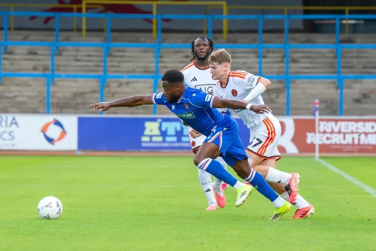 Jugador en acción durante un partido de fútbol