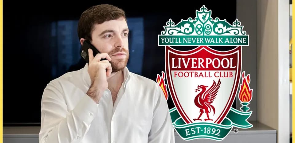 Hombre hablando por teléfono con fondo de Liverpool FC