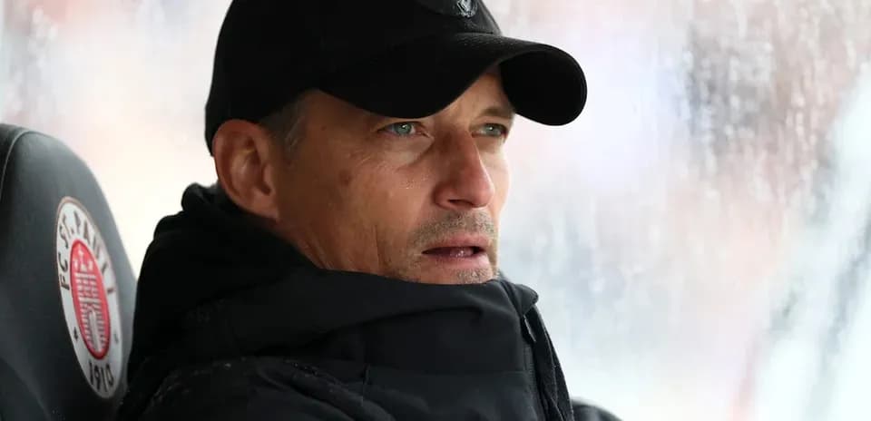 Entrenador observando el partido desde la banca