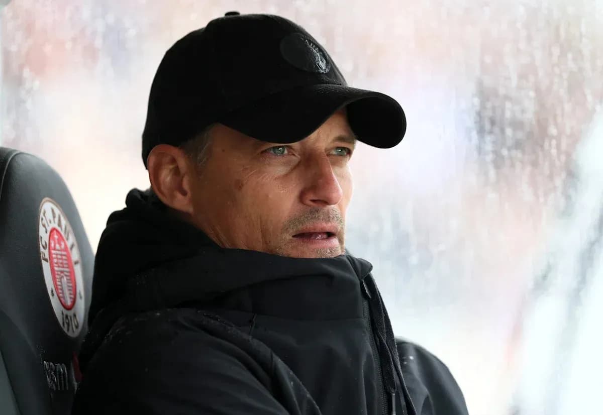 Entrenador observando el partido desde la banca