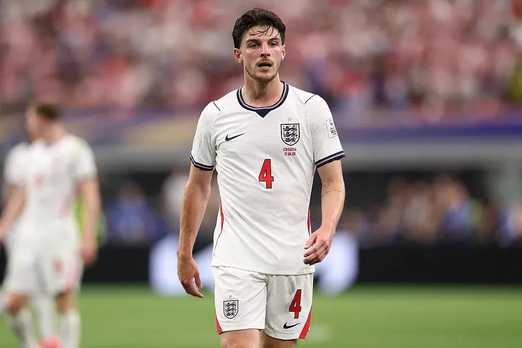 Jugador de Inglaterra caminando en el campo durante partido