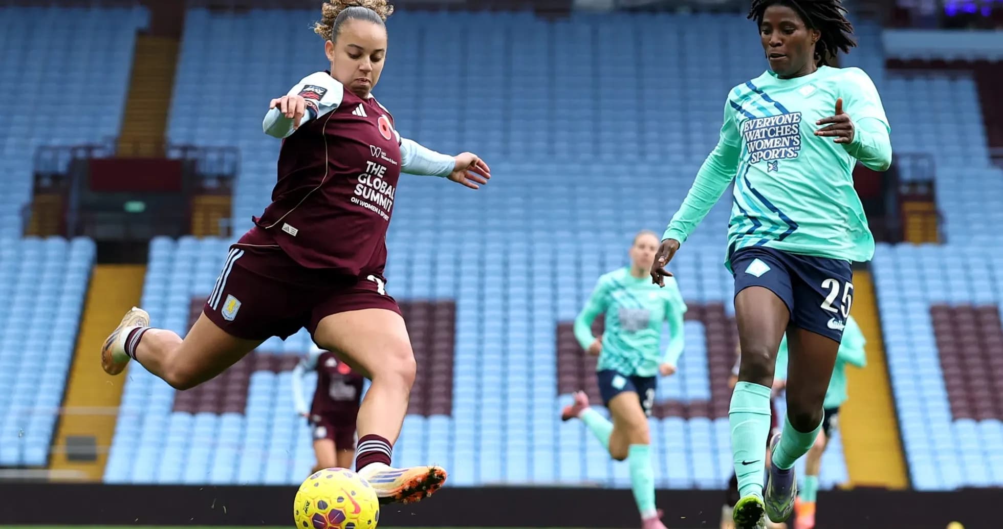 Jugadora de Aston Villa en acción contra Lionesses