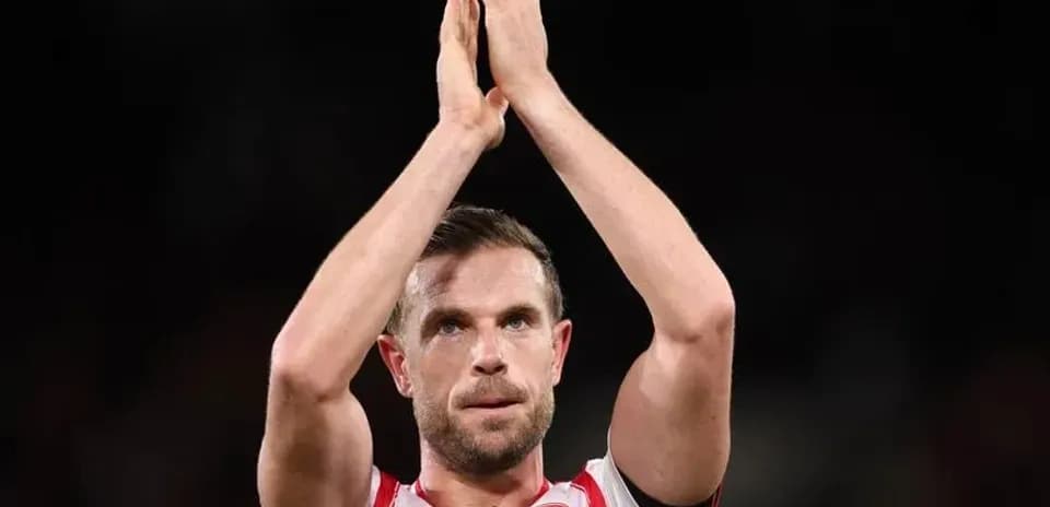 Jugador aplaudiendo a la afición en el estadio
