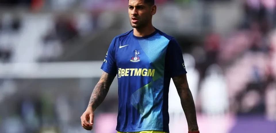 Jugador caminando en el campo de entrenamiento