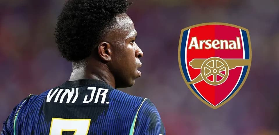 Jugador con camiseta de Vini Jr. y escudo de Arsenal