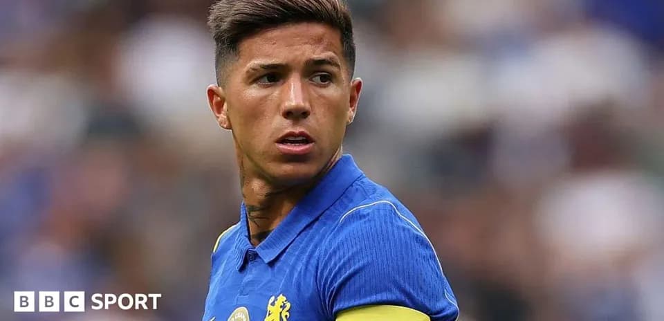 Jugador con camiseta azul y banda de capitán
