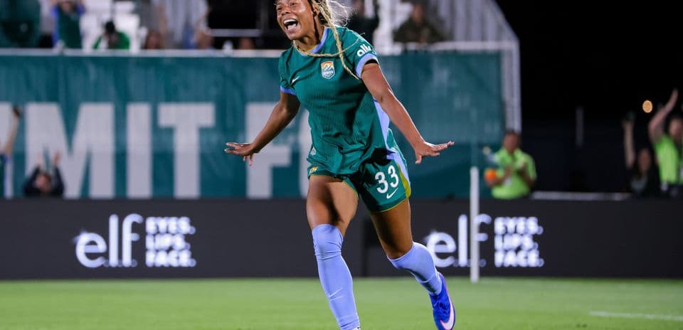 Jugadora celebrando un gol en el campo de fútbol