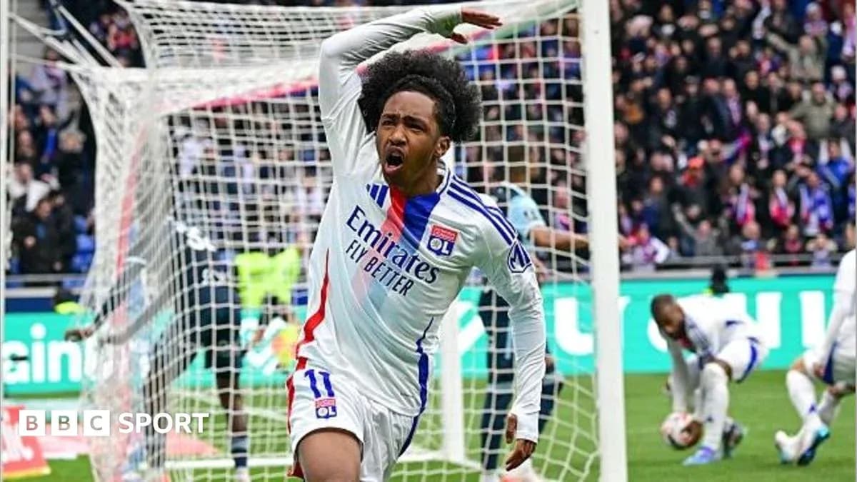 Jugador de Lyon celebrando un gol en el estadio
