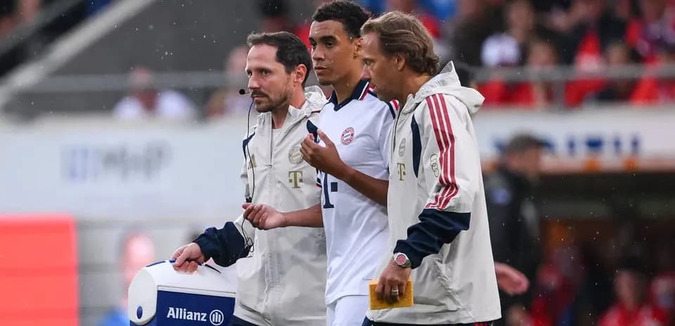 Jugador siendo asistido por personal médico durante partido