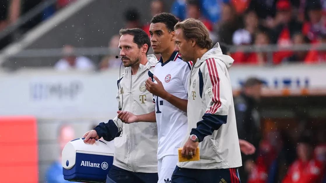 Jugador siendo asistido por personal médico durante partido
