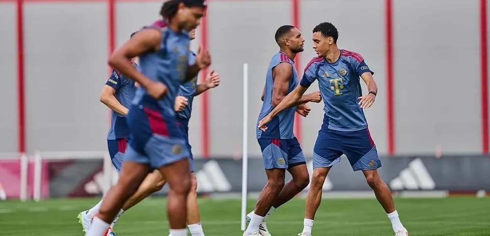Jugadores entrenando en el campo de fútbol