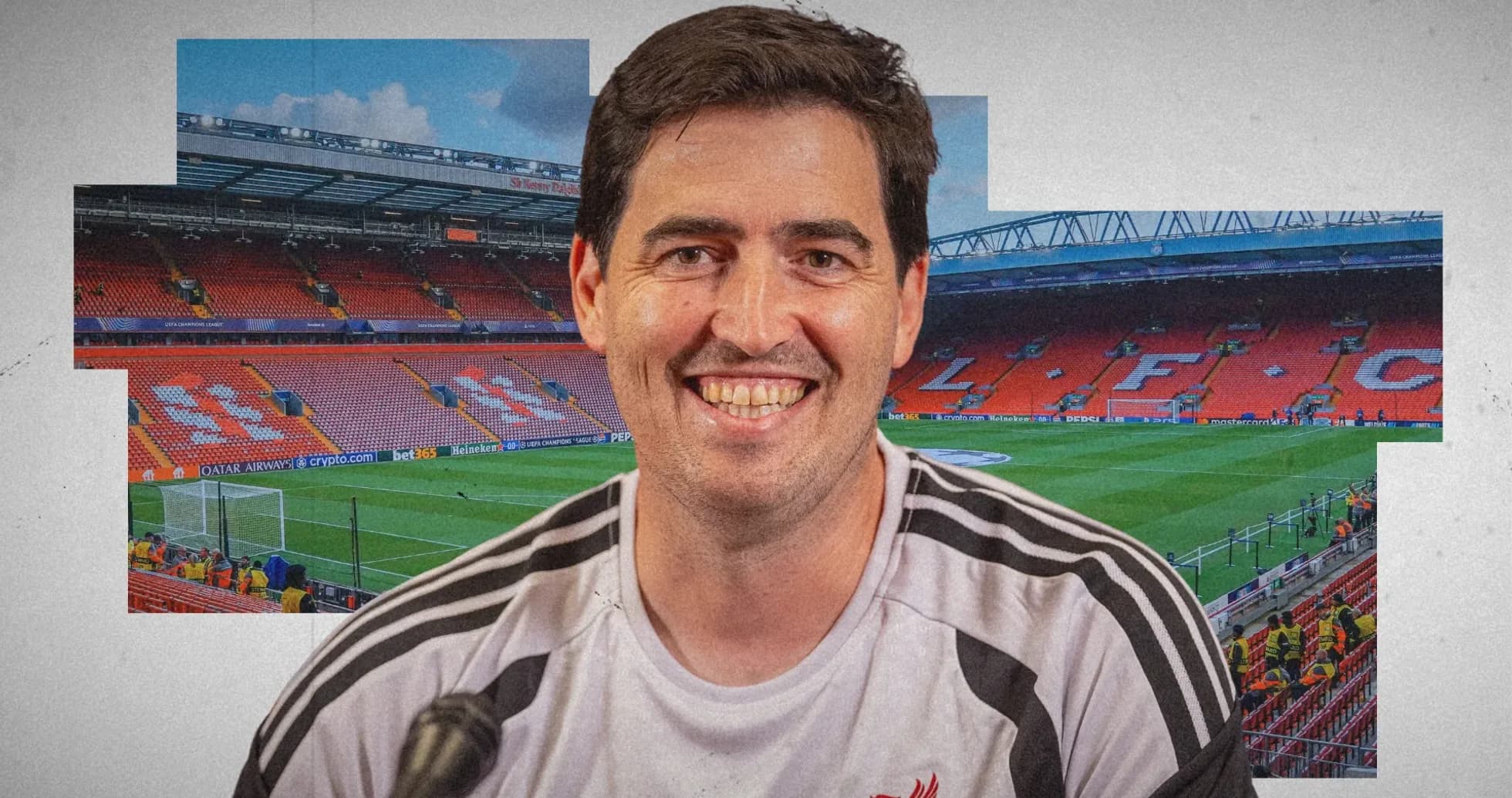 Entrenador sonriente en el estadio Anfield