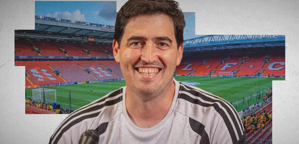 Entrenador sonriente en el estadio Anfield