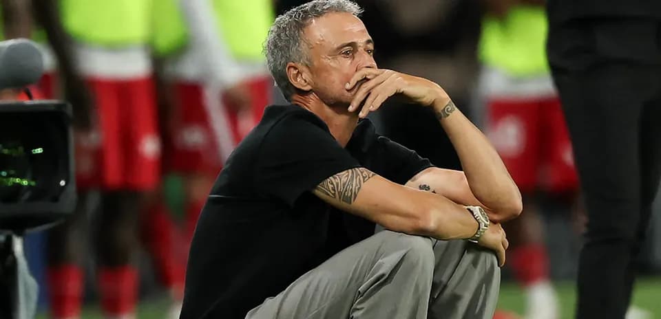 Entrenador sentado en el banquillo durante el partido