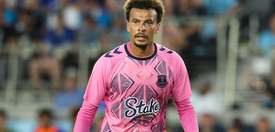 Jugador con camiseta de portero de Everton en acción