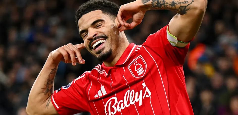 Jugador celebrando un gol con gestos enérgicos