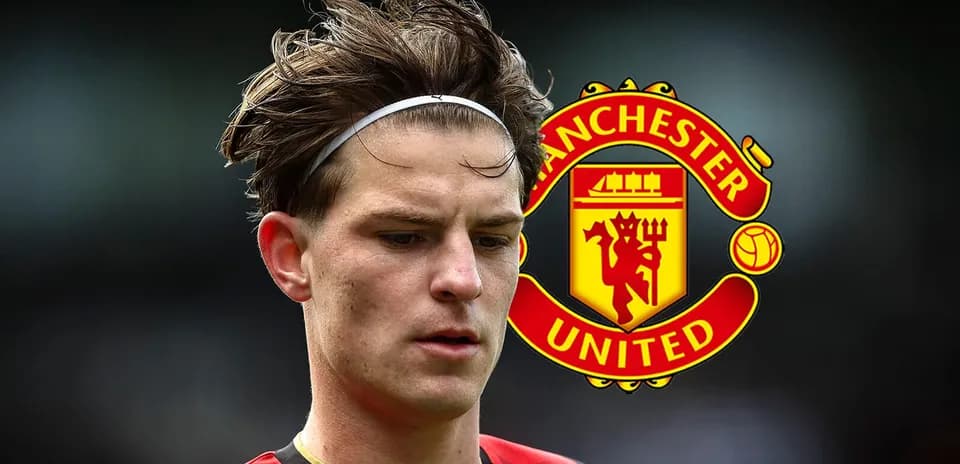 Jugador con camiseta negra y roja, logo de Manchester United