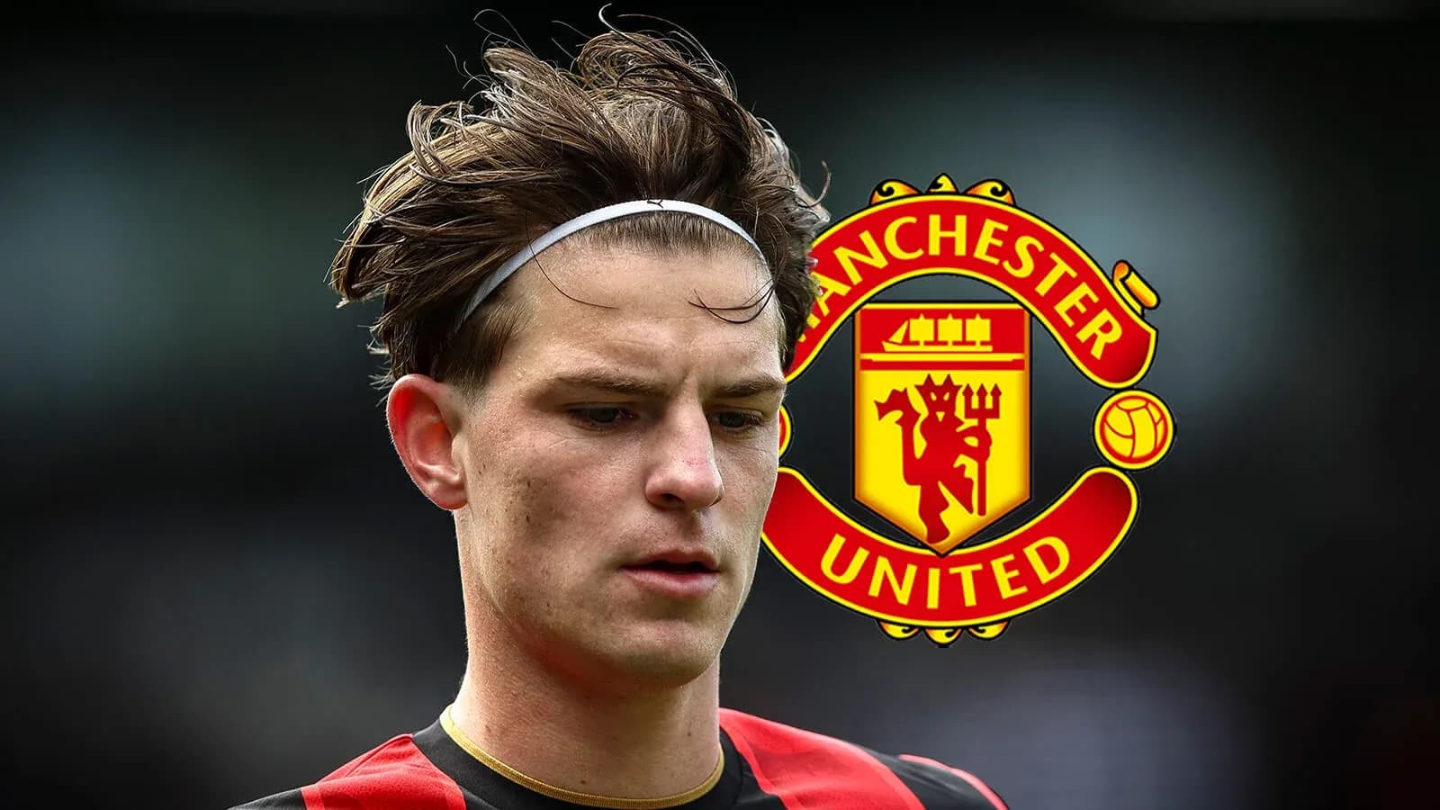 Jugador con camiseta negra y roja, logo de Manchester United