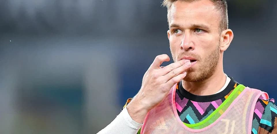 Jugador de Juventus tocándose la boca en el banquillo
