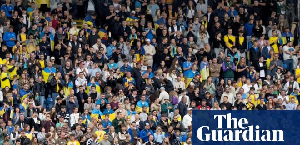 Multitud de aficionados animando en el estadio