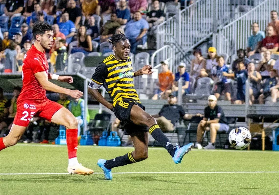 Jugador del Pittsburgh Riverhounds disparando el balón