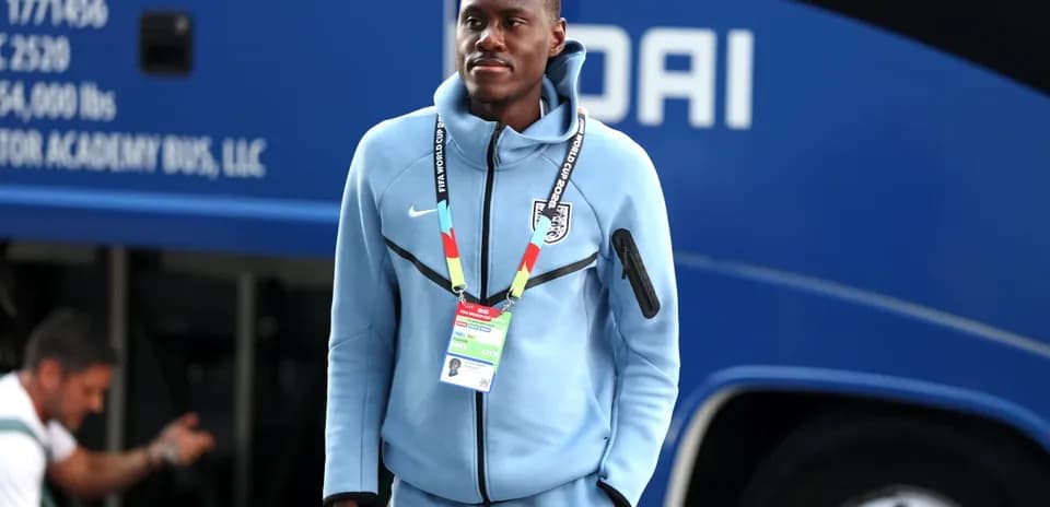 Jugador caminando hacia autobús del equipo