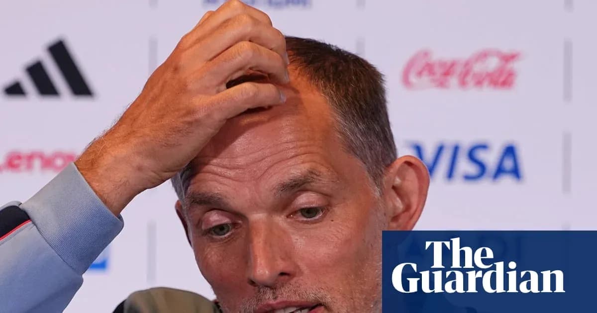 Entrenador en conferencia de prensa con manos en la cabeza