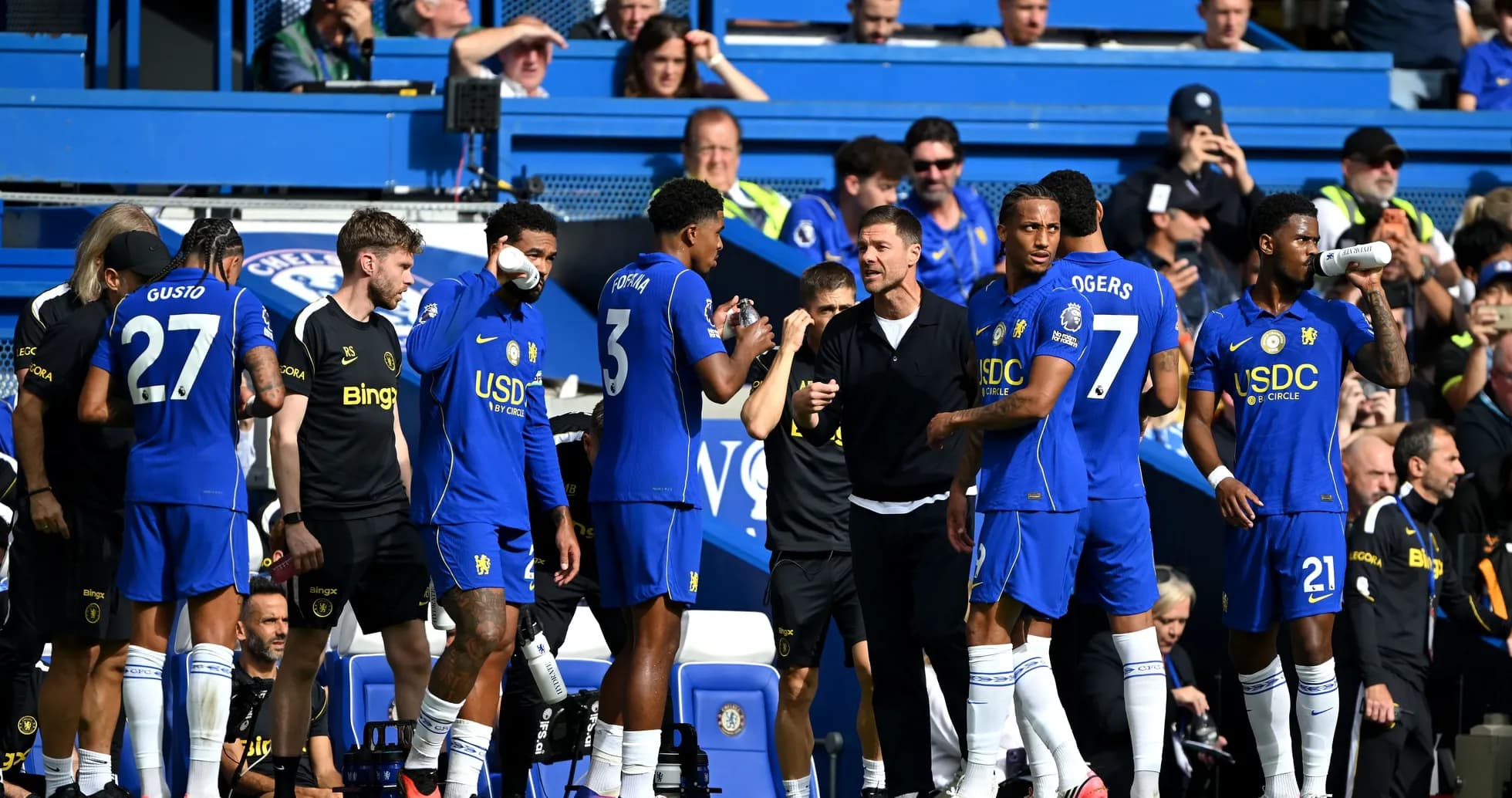 Jugadores de Chelsea en el banquillo durante un partido