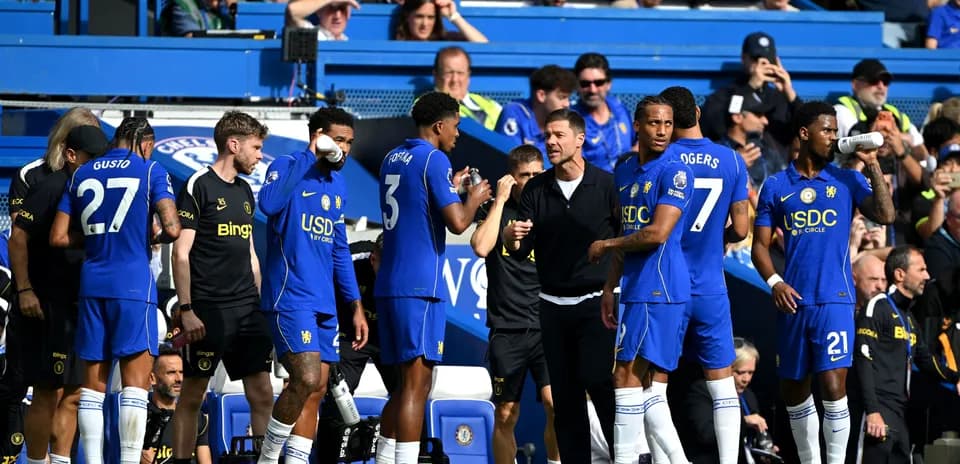 Jugadores de Chelsea en el banquillo durante un partido