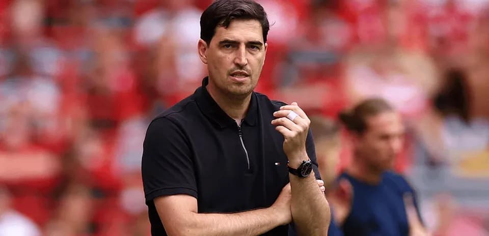 Entrenador observando el juego desde la banda