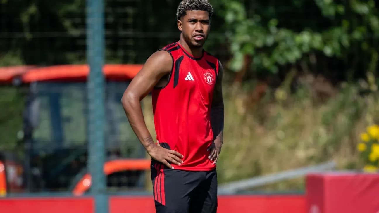 Jugador entrenando con camiseta roja en campo