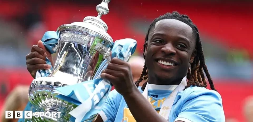 Jugador levantando el trofeo de la FA Cup