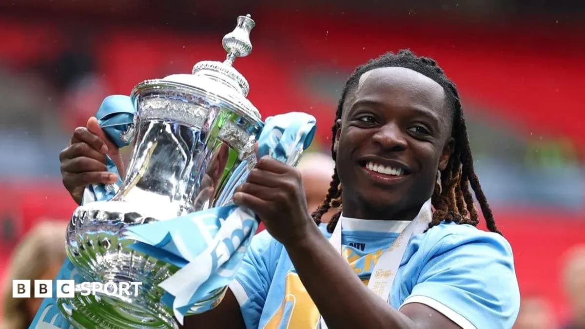 Jugador levantando el trofeo de la FA Cup