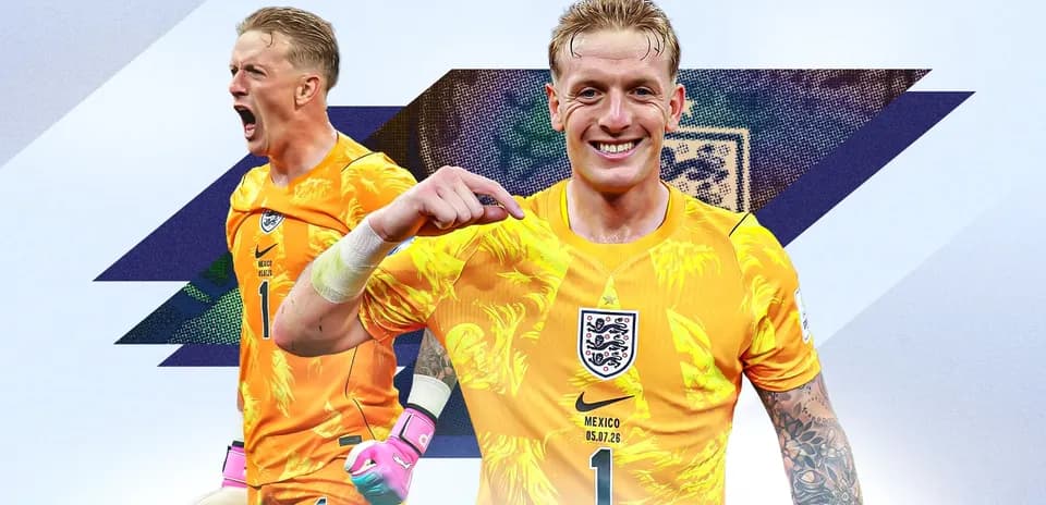 Portero de Inglaterra posando en uniforme amarillo