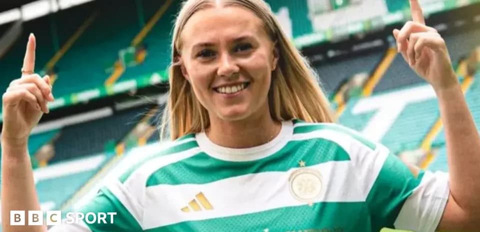 Jugadora sonriente con camiseta del Celtic en estadio