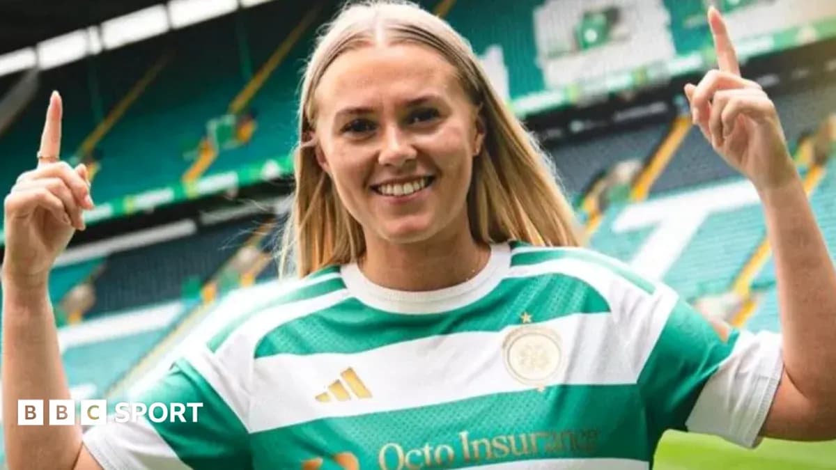 Jugadora sonriente con camiseta del Celtic en estadio