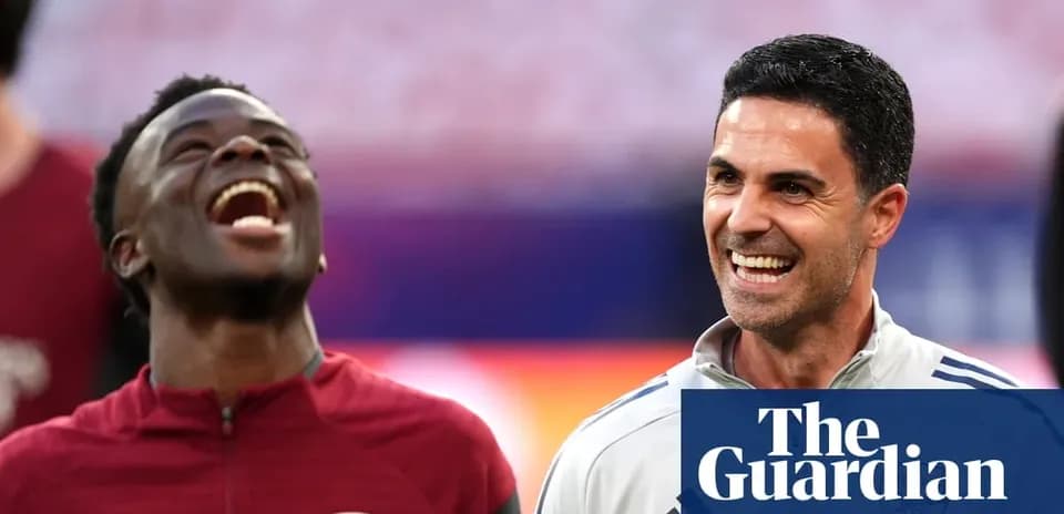 Jugador y entrenador sonriendo durante calentamiento