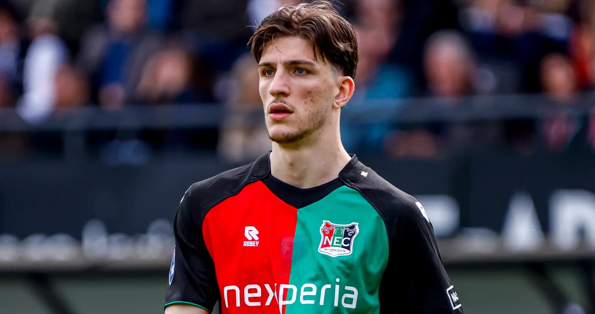 Jugador de NEC Nijmegen en uniforme durante partido
