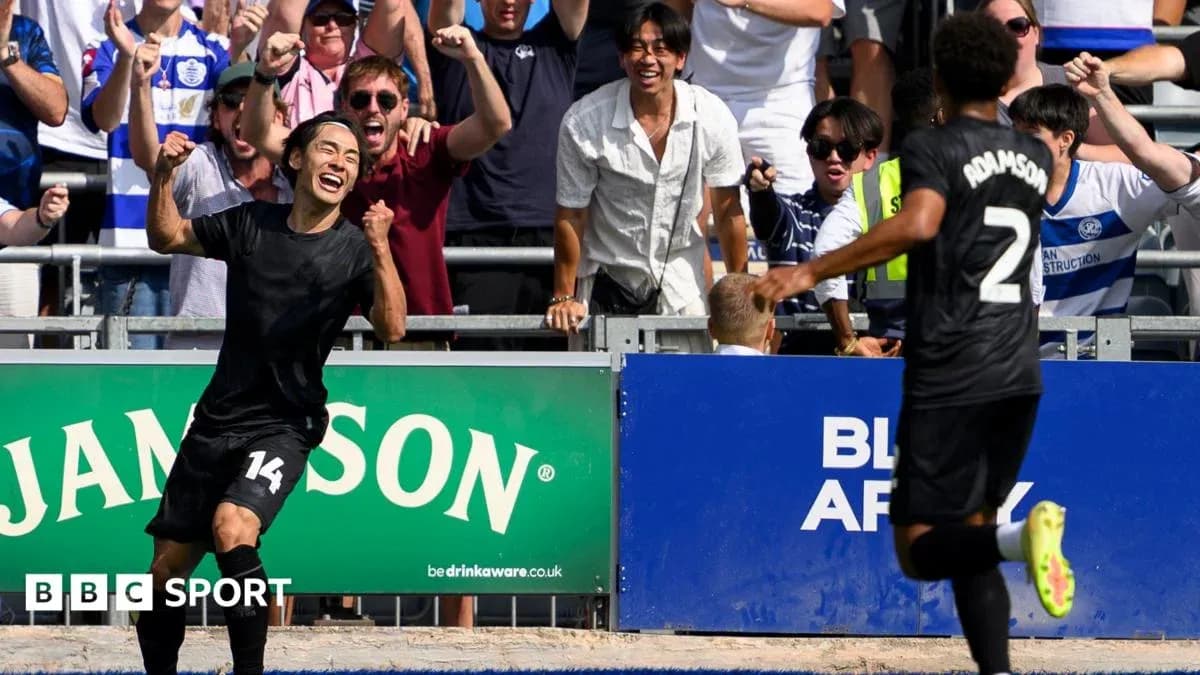 Jugador celebrando un gol frente a la afición